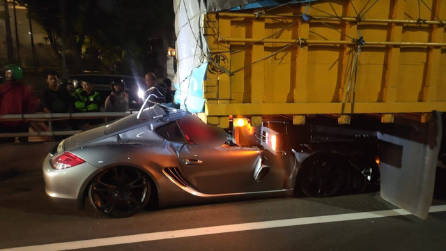 Porsche Cayman tabrak truk di Tol Dalam Kota. Foto: Dok. Istimewa