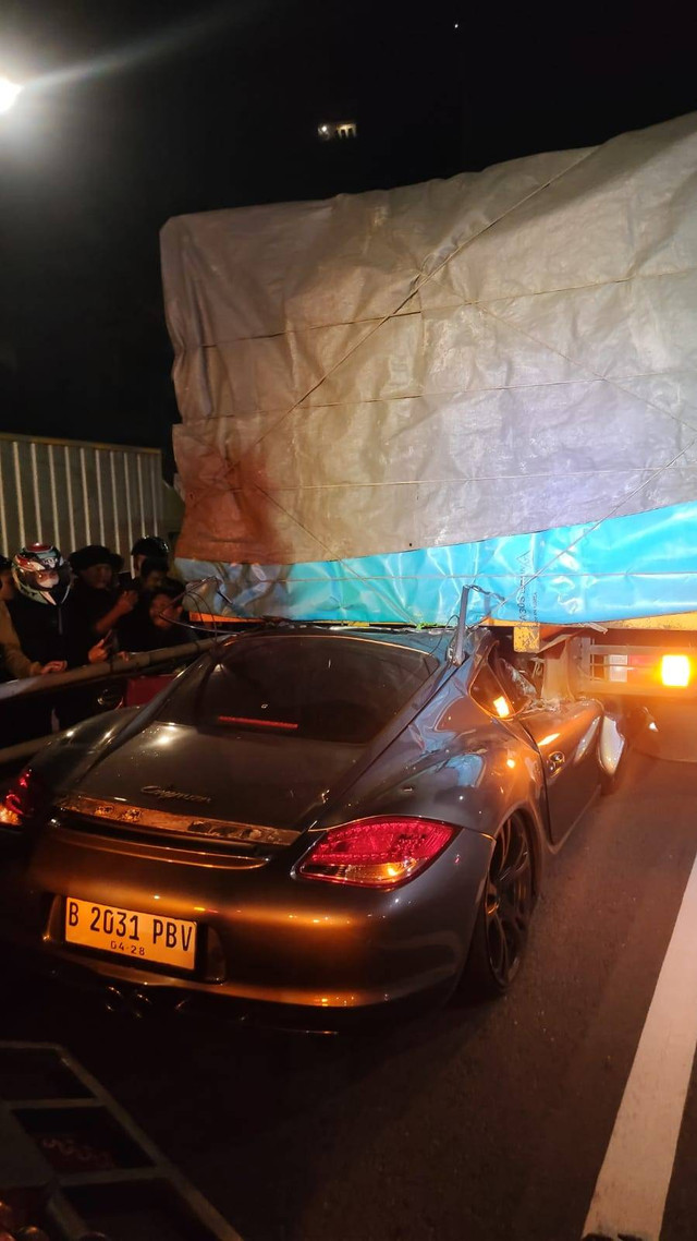 Porsche Cayman tabrak truk di Tol Dalam Kota. Foto: Dok. Istimewa