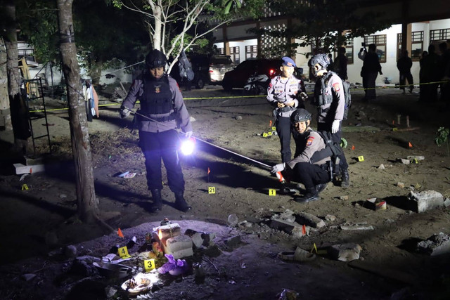 Polisi melakukan olah tempat kejadian perkara (TKP) ledakan petasan di halaman asrama Ar-Abror Yayasan Al-Bashiroh, Ponpes Hamalatul Quran di Pedukuhan Patihan, Kalurahan Gadingsari, Kapanewon Sanden, Kabupaten Bantul. Foto: Polres Bantul