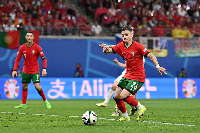 Pemain Timnas Portugal Francisco Conceicao mencetak gol ke gawang Timnas Republik Ceko pada pertandingan Grup F Piala Eropa 2024 di Red Bull Arena, Leipzig, Jerman, Rabu (19/6/2024). Foto: PATRICIA DE MELO MOREIRA / AFP