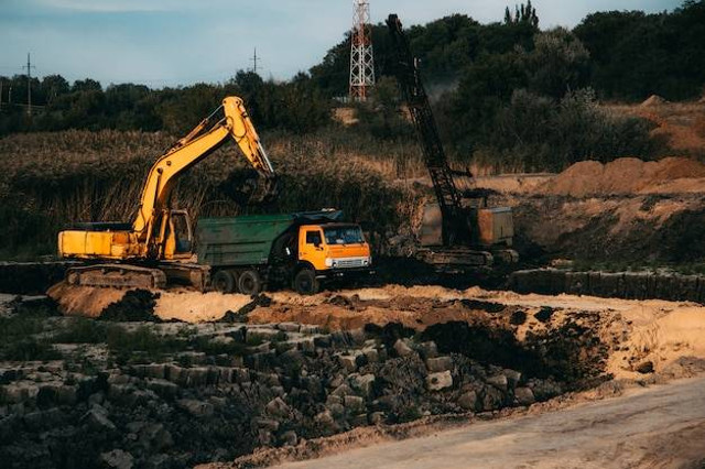 sumber: https://www.freepik.com/free-photo/closeup-shot-ongoing-construction-with-tracks-bulldozer-abandoned-land_13499733.htm#fromView=search&page=1&position=2&uuid=834fa4f5-dc91-4154-ab3e-8a7e3eec1e99