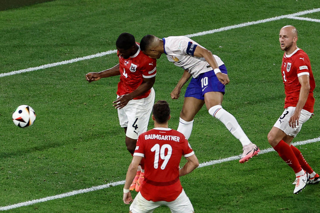 Pemain Timnas Prancis Kylian Mbappe mengalami cedera saat melawan Timnas Austria pada pertandingan Grup D Piala Eropa 2024 di Duesseldorf Arena, Duesseldorf, Jerman, Senin (17/6/2024). Foto: Kenzo TRIBOUILLARD / AFP