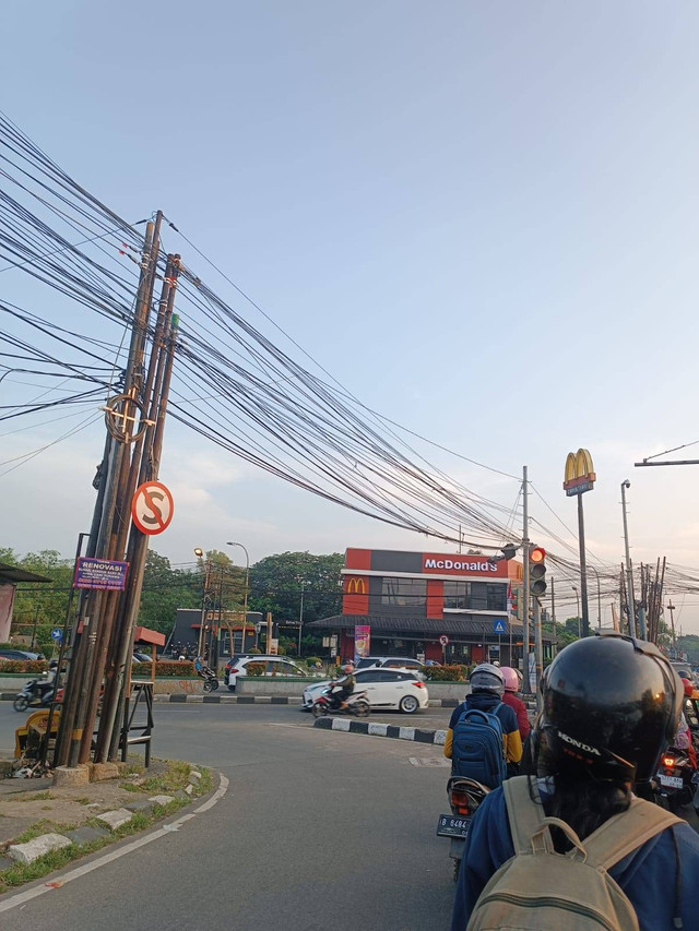 Pada gambar di atas, terlihat kabel listrik semrawut yang sangat mengganggu dan membahayakan keselamatan. (Deri Al Mugni dari Lampu merah simpangan semplak-Bogor, Jawa Barat, Indonesia).