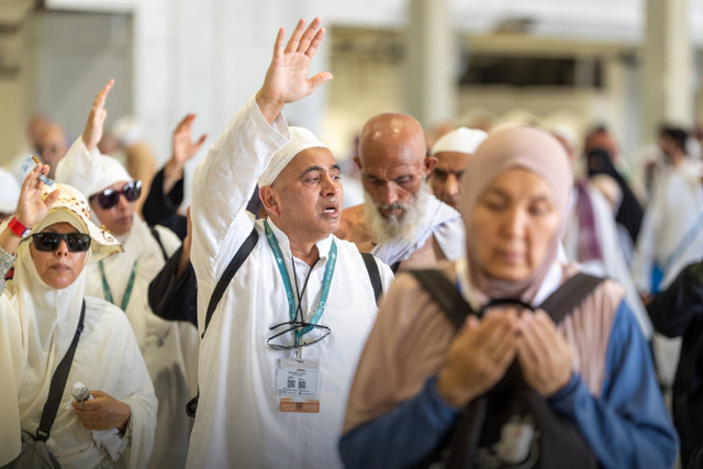 Jemaah haji melaksanakan tawaf wada (tawaf perpisahan) di Masjidil Haram, Selasa (18/6/2024). Foto: Twitter/@HajMinistry