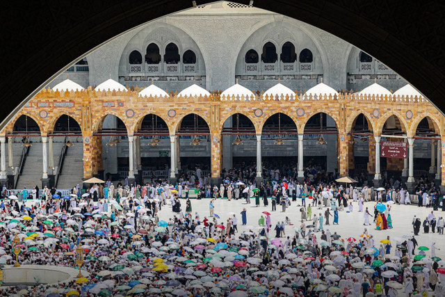 Jemaah haji melaksanakan tawaf wada (tawaf perpisahan) di Masjidil Haram, Selasa (18/6/2024). Foto: Twitter/@HajMinistry