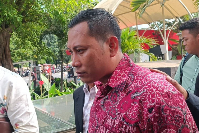 Staf Sekjen PDIP Hasto Kristiyanto, Kusnadi memenuhi panggilan penyidik KPK di Gedung Merah Putih, Kuningan, Jakarta Selatan, Rabu (19/6/2024). Foto: Hedi/kumparan