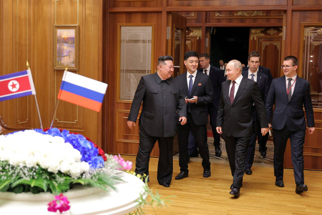 Pemimpin Korea Utara Kim Jong-un berbincang dengan Presiden Rusia Vladimir Putin setibanya di Pyongyang, Korea Utara, Selasa (18/6/2024). Foto: KCNA/via REUTERS