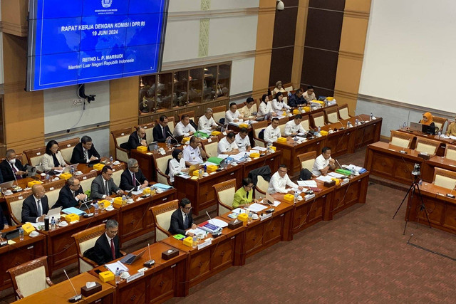 Rapat Komisi I DPR RI bersama perwakilan pemerintah tentang pembahasan 5 RUU Ratifikasi bidang pertahanan (India, Prancis, kamboja, Brazil dan UEA) di kompleks DPR, Senayan, Jakarta, pada Rabu (19/6/2024). Foto: Luthfi Humam/kumparan