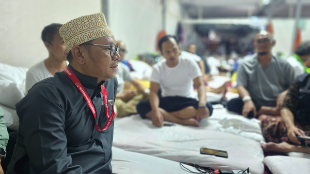 Wakil Ketua Komisi VIII DPR RI, Ace Hasan Syadzily memantau kondisi jemaah Indonesia di di Mina, Makkah, Senin (17/06/2024). Foto: Dok. Istimewa