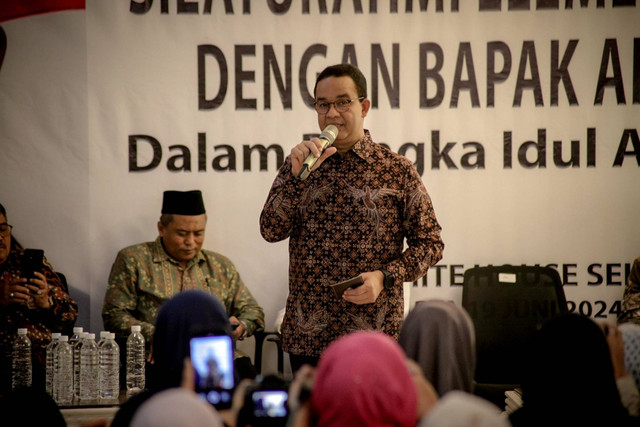 Anies Baswedan menghadiri acara silaturahmi Idul Adha bersama warga di White House Seknas Alinsan Indonesia, Pejaten, Jakarta Selatan, Rabu (19/6/2024). Foto: Jamal Ramadhan/kumparan