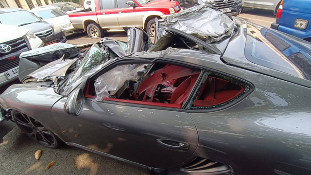 Penampakan mobil Porsche Cayman yang mengalami kecelakaan di Tol Dalam Kota, Jakarta, Rabu (19/6/2024).  Foto: Thomas Bosco/kumparan