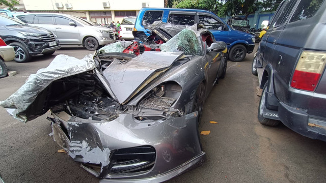 Penampakan mobil Porsche Cayman yang mengalami kecelakaan di Tol Dalam Kota, Jakarta, Rabu (19/6/2024).  Foto: Thomas Bosco/kumparan