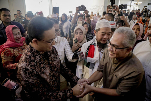 Anies Baswedan menghadiri acara silaturahmi Idul Adha bersama warga di White House Seknas Alinsan Indonesia, Pejaten, Jakarta Selatan, Rabu (19/6/2024). Foto: Jamal Ramadhan/kumparan