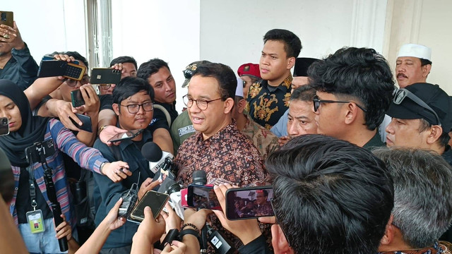 Anies Baswedan saat diwawancarai wartawan usai hadiri acara Silaturahmi warga Jakarta dengan Anies Baswedan, Pejaten Barat, Jakarta Selatan, Rabu (19/6/2024). Foto: Fadlan Nuril Fahmi/kumparan