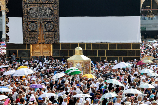 Jemaah haji melaksanakan tawaf wada (tawaf perpisahan) mengelilingi Ka'bah di Masjidil Haram, Makkah, Arab Saudi, Selasa (18/6/2024). Foto: AFP