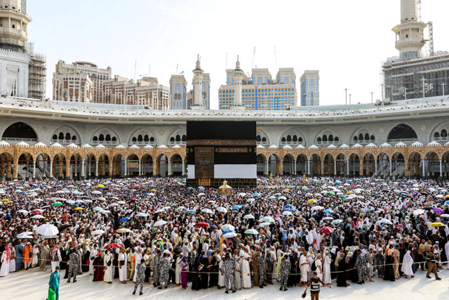 Jemaah haji melaksanakan tawaf wada (tawaf perpisahan) mengelilingi Ka'bah di Masjidil Haram, Makkah, Arab Saudi, Selasa (18/6/2024). Foto: AFP