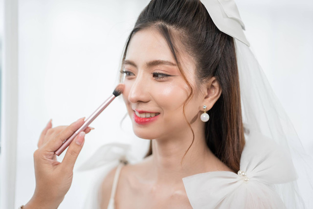 Ilustrasi MUA mendandani pengantin. Foto: GBJSTOCK/Shutterstock