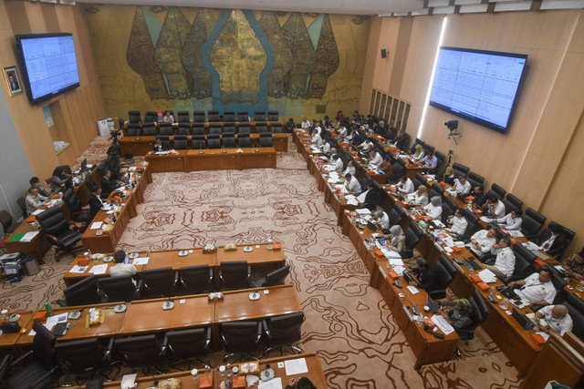 Suasana rapat kerja antara Komisi VII DPR dengan Kementerian Energi dan Sumber Daya Mineral (ESDM) di kompleks Parlemen, Jakarta, Rabu (19/6/2024). Foto: Aditya Pradana Putra/ANTARA FOTO