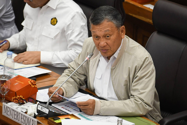 Menteri Energi dan Sumber Daya Mineral (ESDM) Arifin Tasrif menyampaikan paparan dalam rapat kerja dengan Komisi VII DPR di kompleks Parlemen, Jakarta, Rabu (19/6/2024). Foto: Aditya Pradana Putra/ANTARA FOTO