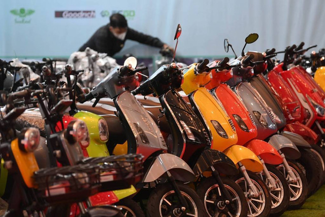 Petugas mengecek kendaraan listrik yang dipamerkan dalam Indonesia Electric Motor Show (IEMS) 2022 di Jakarta Convention Center, Jakarta, Rabu (28/9/2022). Foto: Sigid Kurniawan/ANTARA FOTO