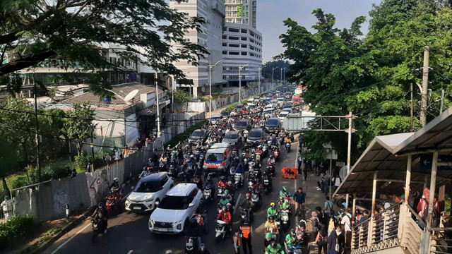 Kemacetan di depan Stasiun Tanjung Barat arah Pasar Minggu (sumber gambar: Ashfa Mawaddati)