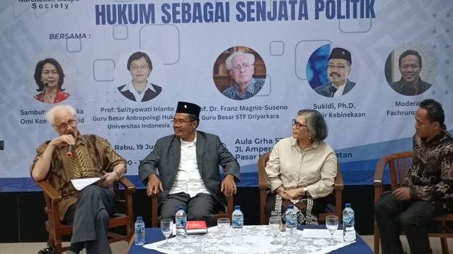 Diskusi publik dengan tajuk hukum sebagai senjata politik di Aula Grha STR, Pasar Minggu, Jakarta Selatan, Rabu (19/6/2024). Foto: Fadlan Nuril Fahmi/kumparan