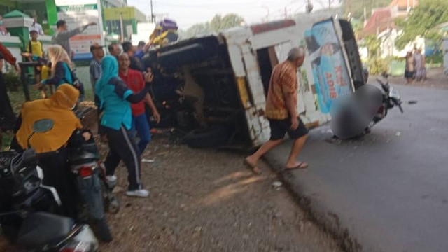 Bus yang angkut rombongan pelajar SD terguling di Jepara. Foto: Dok. Istimewa