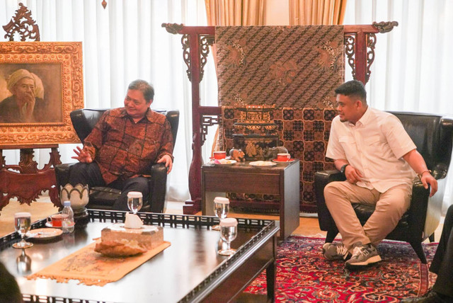 Silaturahmi Ketua DPD Golkar Sumut Musa Rajeksah bersama Walikota Medan Bobby Nasution dikediaman Ketua Umum DPP Partai Golkar Airlangga Hartarto pada Rabu (19/6/2024).  Foto: Dok. Istimewa