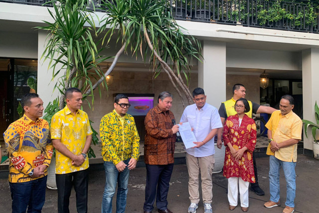 Ketua Umum Golkar, Airlangga Hartarto memberikan rekomendasi pilgub Sumut kepada Wali Kota Medan, Bobby Nasution di kediamannya, Jalan Widya Chandra, Jakarta, Rabu (19/6/2024).  Foto: Luthfi Humam/kumparan