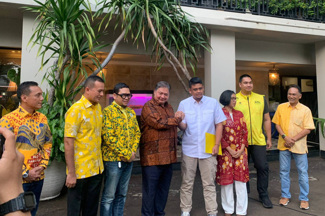 Ketua Umum Golkar, Airlangga Hartarto memberikan rekomendasi pilgub Sumut kepada Wali Kota Medan, Bobby Nasution di kediamannya, Jalan Widya Chandra, Jakarta, Rabu (19/6/2024).  Foto: Luthfi Humam/kumparan