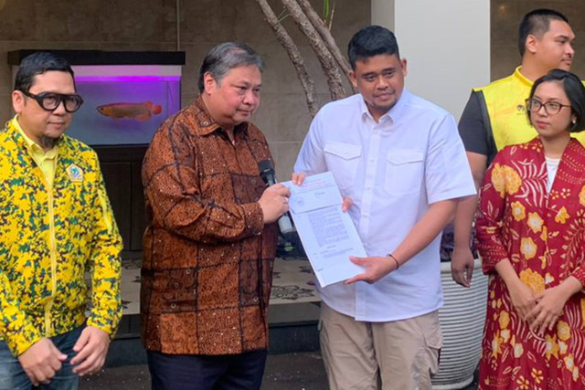 Ketua Umum Golkar, Airlangga Hartarto memberikan rekomendasi pilgub Sumut kepada Wali Kota Medan, Bobby Nasution di kediamannya, Jalan Widya Chandra, Jakarta, Rabu (19/6/2024).  Foto: Luthfi Humam/kumparan