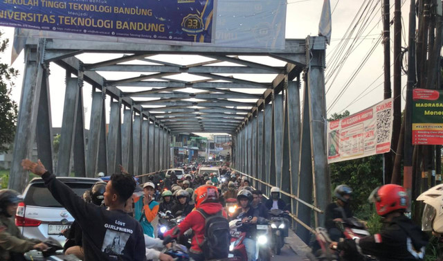 Kemacetan di Jembatan Rancamanyar, Jalan Bojong Sayang, Kecamatan Baleendah, Kabupaten Bandung pada Rabu (19/6/2024). Foto: Robby Bouceu/kumparan