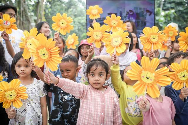 Keseruan saat anak dan orang tua membuat lion foldable fan di Festival Hari Anak 2023 bersama kumparanMOM di Taman Anggrek GBK, Jakarta, Minggu (30/7/2023). Foto: Dicky Adam Sidiq/kumparan