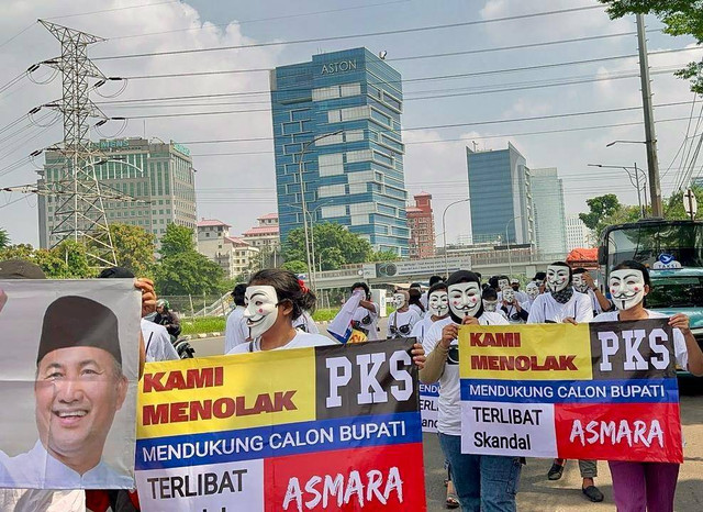 Aksi demo massa mengenakan topeng ke kantor DPP PKS. (ist)