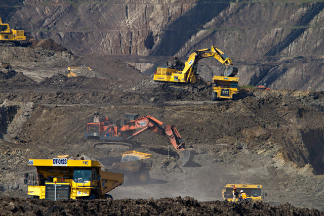 Foto: Perusahaan Tambang di Kalimantan Selatan oleh Dominik Vanyi https://unsplash.com/photos/photography-of-excavators-at-mining-area-Mk2ls9UBO2E