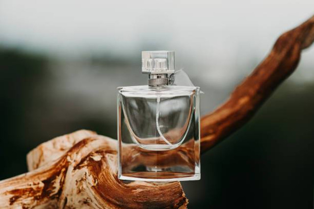 Ilustrasi Parfum Pria Harga Terjangkau, Foto: Unsplash/Ivan Kocha.