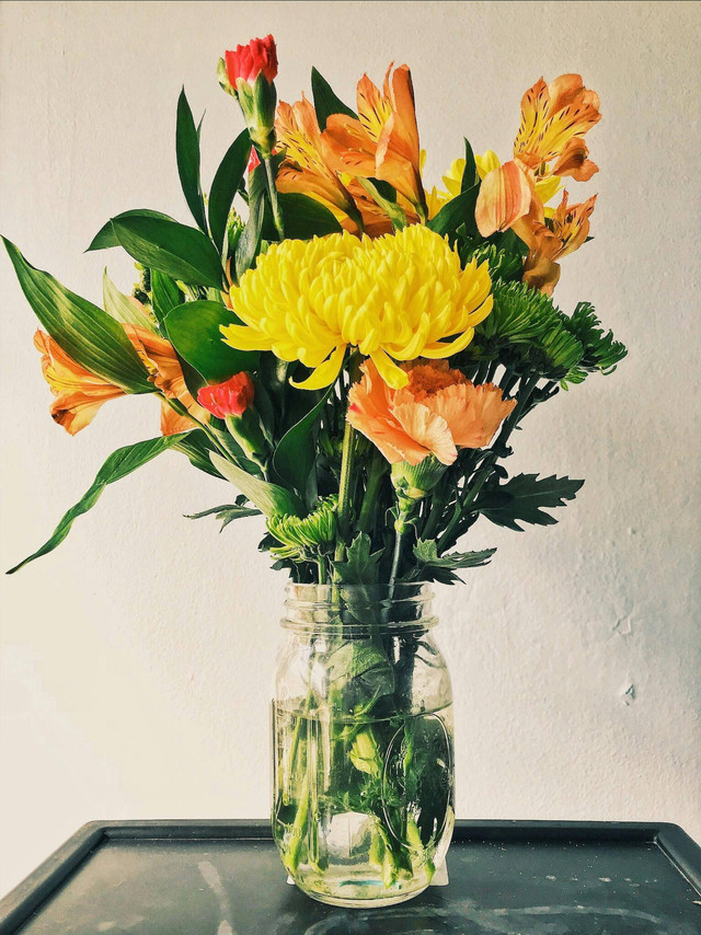 Yellow Mums, Orange Peruvian Lilies, Dan Rangkaian Bunga Anyelir. (Sumber : Pexels: https://www.pexels.com/id-id/foto/yellow-mums-orange-peruvian-lilies-dan-rangkaian-bunga-anyelir-1058771/)