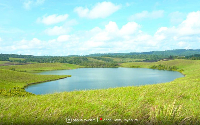 Telaga Emfote atau Telaga Love di Sentani, Jayapura, Provinsi Papua. (Dok. Instagram @papua.tourism)