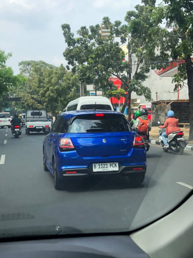 Suzuki Swift generasi keempat tertangkap kamera pengguna jalan di Indonesia. Foto: Instagram/@mosesmichaelll