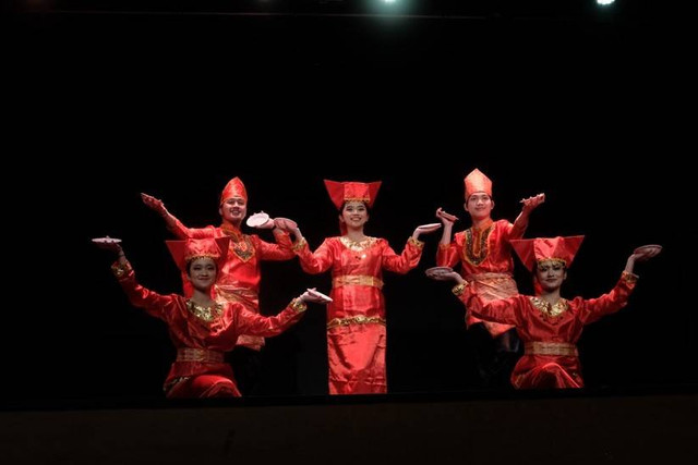 Penampilan Tari Piring di Indonesian Cultural Arts Festival (ICAF) 2024 yang berlokasi di Leeds, Inggris.