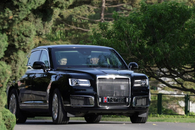 Presiden Rusia Vladimir Putin dan pemimpin Korea Utara Kim Jong-un mengendarai mobil Aurus di Pyongyang, Korea Utara, Rabu (19/6/2024). Foto: Sputnik/Gavriil Grigorov/Pool via REUTERS