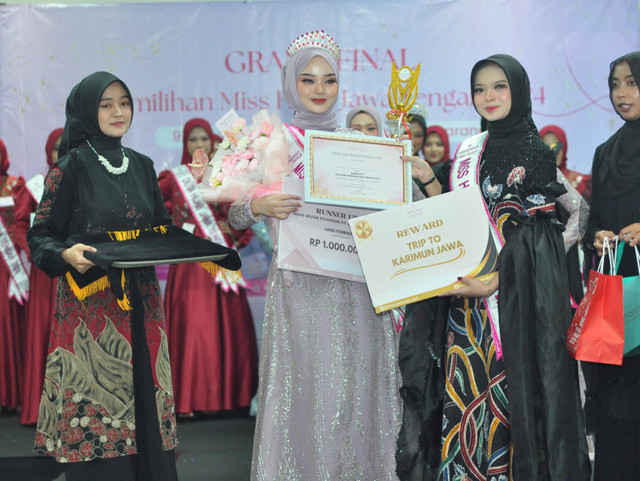 Pemberian Hadiah kepada Juara Runner Up 2. Sumber : Dokumentasi Humas UNIMUS