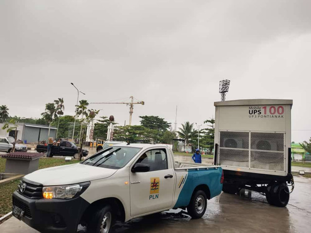 Mobilisasi UPS 100 KVA untuk antisipasi adanya gangguan pasokan listrik pada pagelaran Laga Proliga 2024 di GOR Terpadu Ayani Pontianak. Foto: Dok. PLN Kalbar