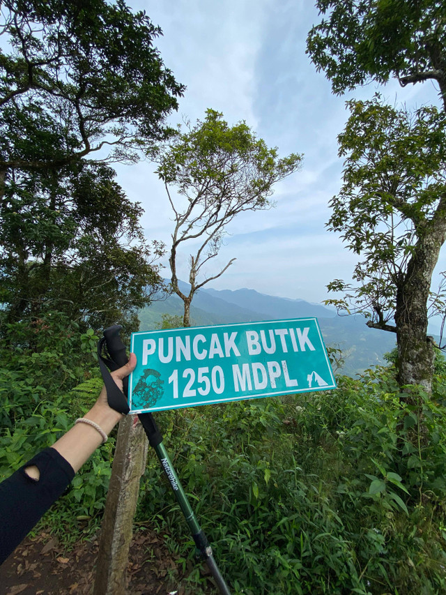 puncak butik 1250 mdpl (sumber : foto pribadi)