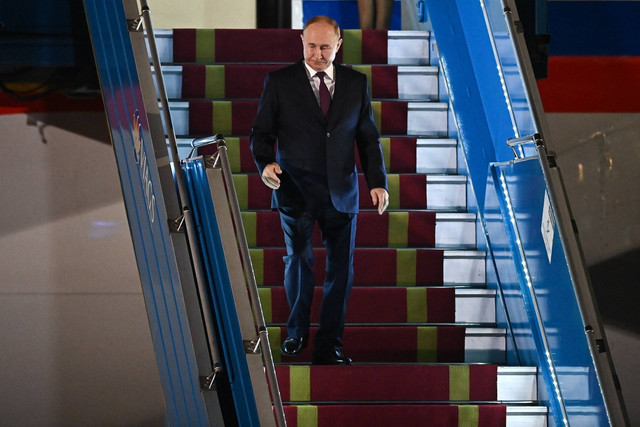 Presiden Rusia Vladimir Putin turun dari pesawat setibanya di Vietnam, di Bandara Internasional Noi Bai di Hanoi, Vietnam, Kamis (20/6/2024). Foto: Nhac NGUYEN/AFP