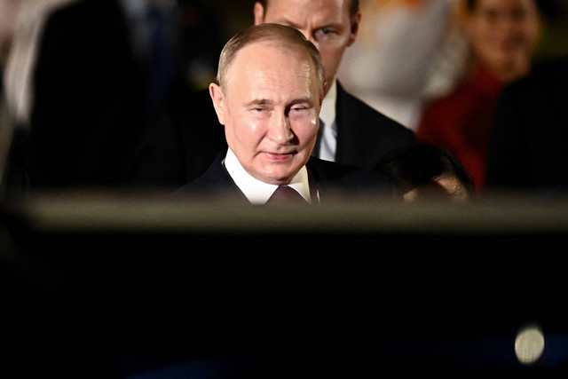 Presiden Rusia Vladimir Putin turun dari pesawat setibanya di Vietnam, di Bandara Internasional Noi Bai di Hanoi, Vietnam, Kamis (20/6/2024). Foto: Nhac NGUYEN/AFP