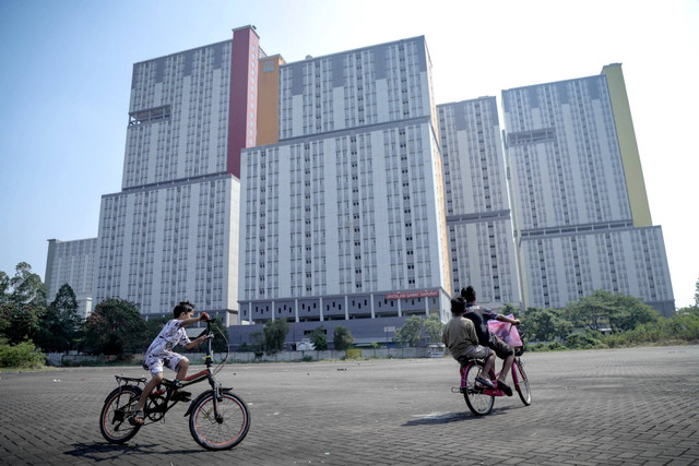 Anak-anak bermain sepeda di sekitar Wisma Atlet Kemayoran di Kemayoran, Jakarta, Kamis (20/6/2024). Foto: Jamal Ramadhan/kumparan