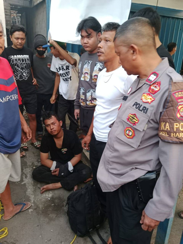 Saat warga dan polisi mengamankan pria yang hendak maling di Alfamart. Dok: Polsek Cimanggis.