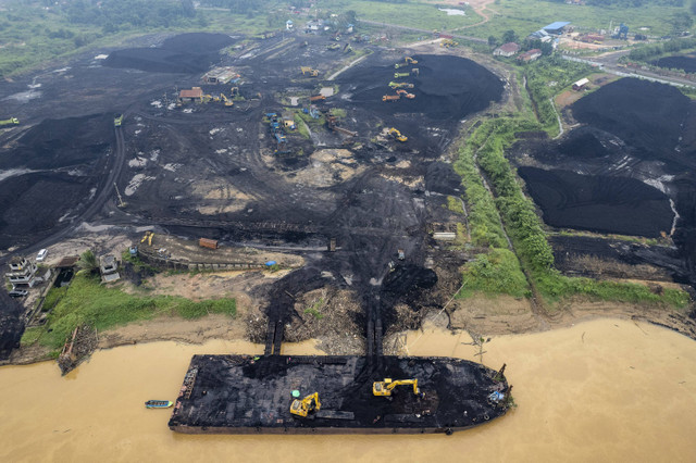 Foto udara aktivitas tempat penampungan batu bara di tepi Sungai Batanghari, Muaro Jambi, Jambi, Kamis (20/6/2024). Foto: ANTARA FOTO/Wahdi Septiawan