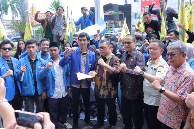 PC PMII Palembang saat melakukan orasi di depan Pj Wali kota PalembangUcok Abdul Rauf, Foto : Ist